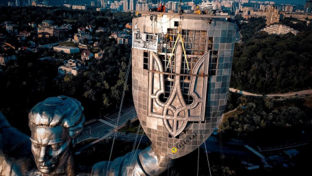 Наші ремені використовувалися для демонтажу радянського герба на монументі “Батьківщина-мати”