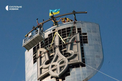 Наші ремені використовувалися для демонтажу радянського герба на монументі “Батьківщина-мати”