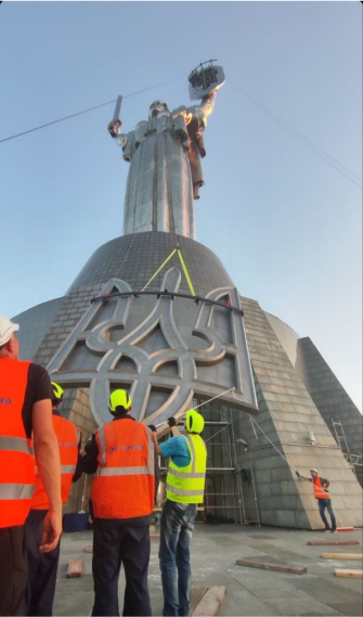 Наші ремені використовувалися для демонтажу радянського герба на монументі “Батьківщина-мати”